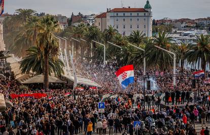 FOTO Gotov prosvjed na Rivi: Torcidaši su došli pred zgradu suda i urlali 'Za dom spremni'