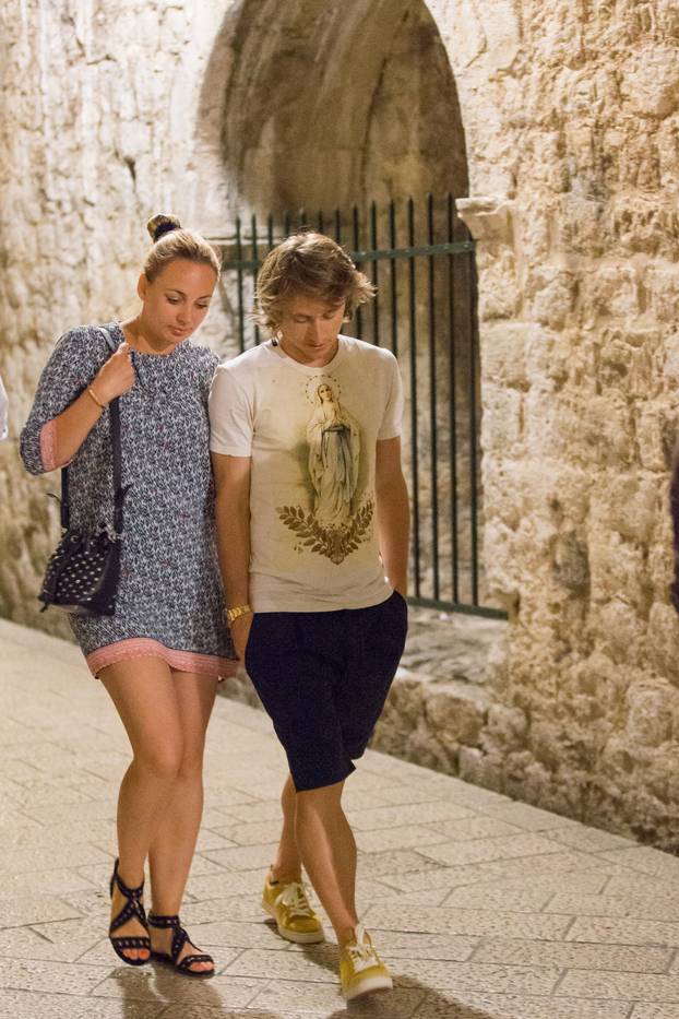 ARHIVA - 2015. Dubrovnik: Luka Modrić sa suprugom Vanjom i prijateljima u šetnji gradom
