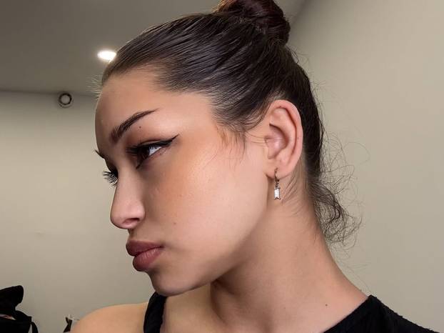 Tko su zvijezde nove hit serije 'Sram': Sjajno glume tinejdžere, neki imaju i preko 30 godina