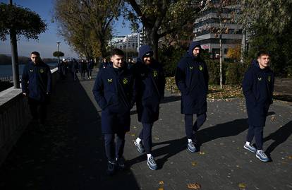 FOTO Zabundani dinamovci uz pratnju specijalne policijske jedinice prošetali Bratislavom