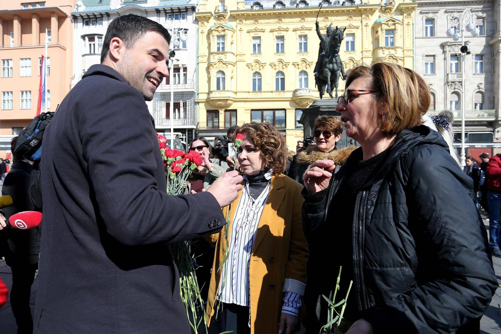 Zagreb: Bernardić i Maras ženama dijelili karanfile i dali izjavu povodom Međunarodnog dana žena