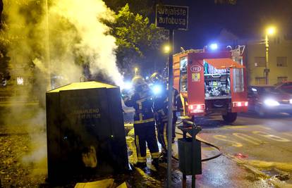 Zagreb: Raketa im pala u žlijeb i eksplodirala, vatrogasci im spasili kuću od požara...