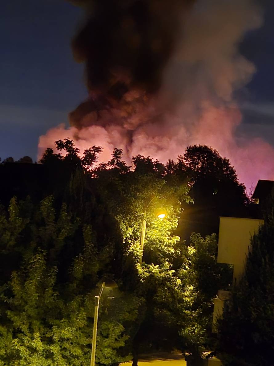 Galerija snimki i fotografija: Ovako je gorjelo na Jakuševcu! Vatru je gasilo 19 vatrogasaca