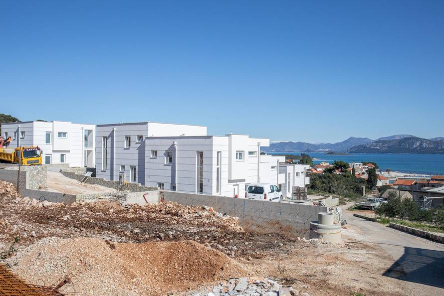 Kompleks Vila koji se gradi u Dračama, jednu od vila gradi i Halid Bešlić