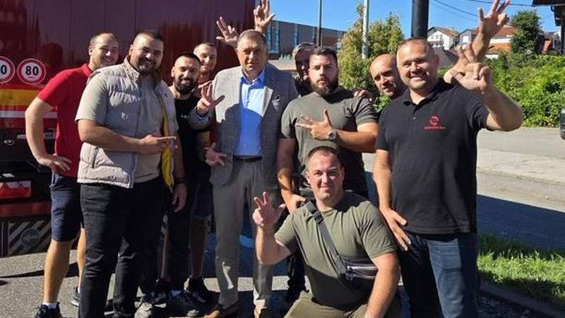 Milorad Dodik skuplja političke  poene na muci vozača. Slika se s njima  držeći tri prsta u zraku