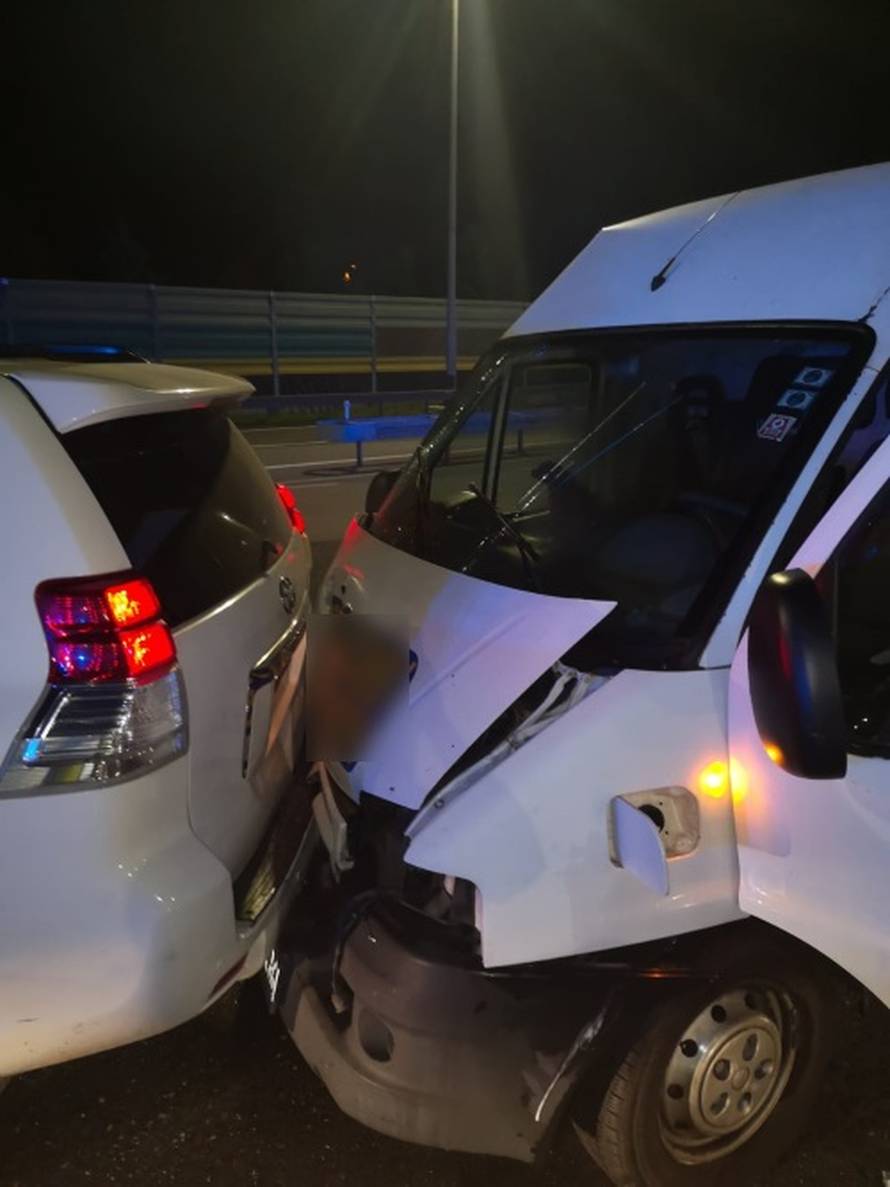 Krijumčario je kombi pun ljudi, zabio se u blokadu na Lučkom