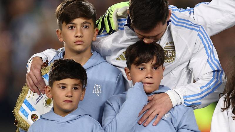 FOTO Messi u suzama: Sinovi ga ispratili na teren, odigrao je posljednju utakmicu u Argentini