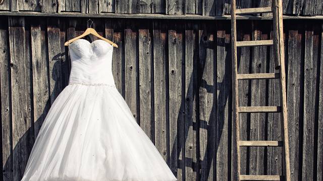 Pretvorila je vjenčanicu u slatku maturalnu haljinu: 'Farbala sam je u garaži, u plastičnoj kadi'