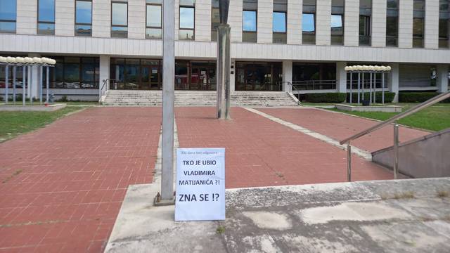 U centru Splitu osvanuli plakati ‘300 dana bez odgovora: Tko je ubio Vladimira Matijanića?!'