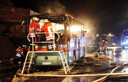 U požaru busa na sjeveru Njemačke 20 ljudi poginulo