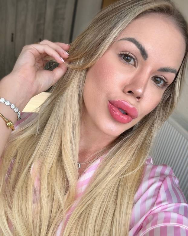 FOTO 'Potrošila sam više od 50 tisuća dolara da bi izgledala kao žena nogometaša. Sretna sam!'