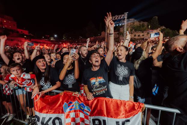 FOTO Thompson nastupio u Imotskom: Evo atmosfere s koncerta na Gospinom docu