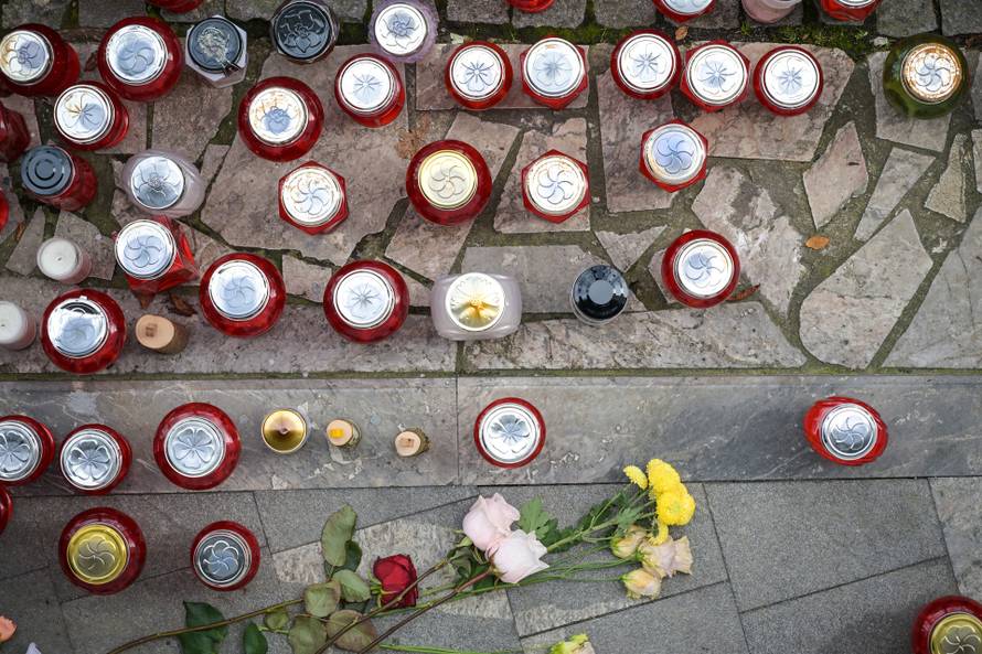 Novo Mesto: Na mjestu ubojstva građani pale lampione i lampaše