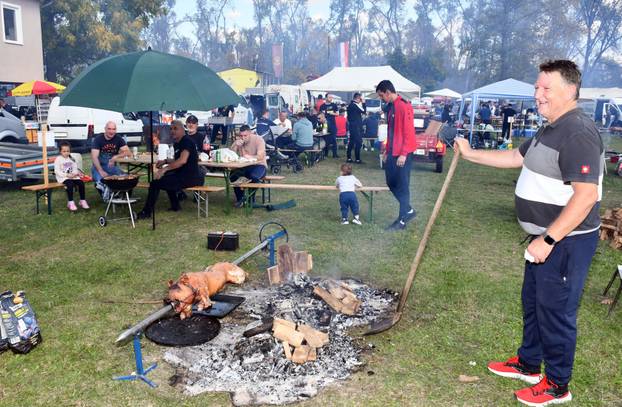FOTO Zabranjena pečenkijada u Slavonskom Brodu! Evo kako je to izgledalo prošle godine