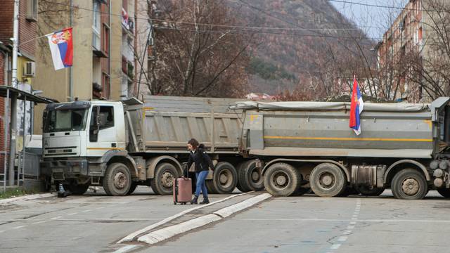 Tensions remain high as roads in northern Kosovo still blocked
