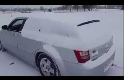 Odoše bubnjići: Rusi snijeg s auta skidaju snažnim basom