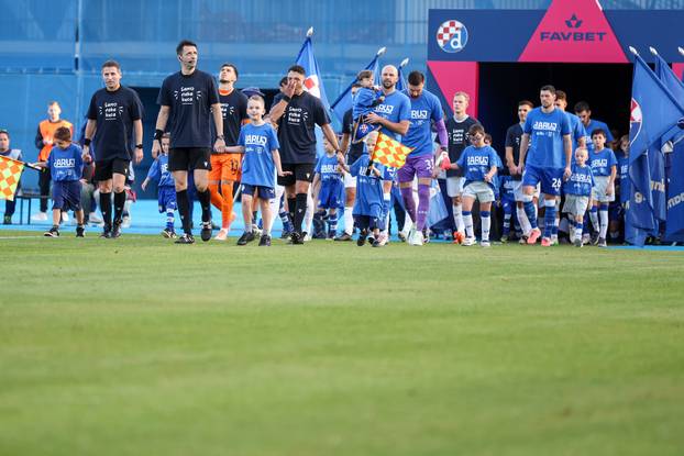 Igrači Dinama i Rijeke s djecom na terenu u sklopu humanitarne akcije "Daruj otkucaj života"