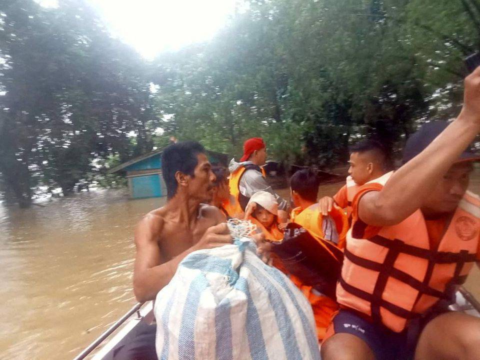 U poplavama na Filipinima poginulo je više od 30 ljudi