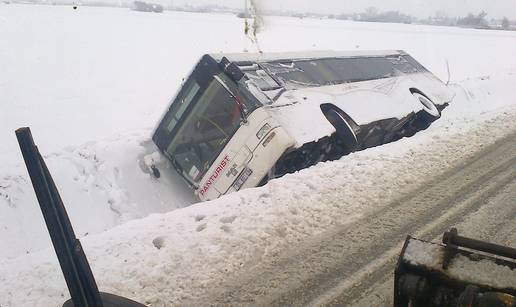 Proklizali: Neozlijeđeni vozač i putnik iz busa izašli kroz krov 