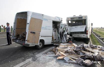 Zagreb: Kombijem naletio na bus i teško se ozlijedio 