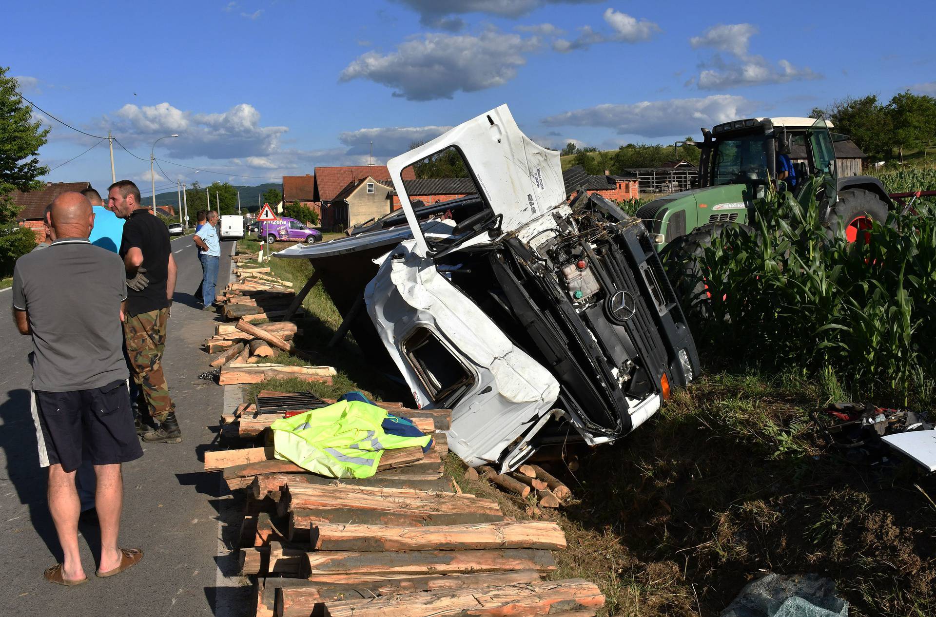 Skenderovci: Vozač završio u bolnici, izletio s ceste kamionom punim drva
