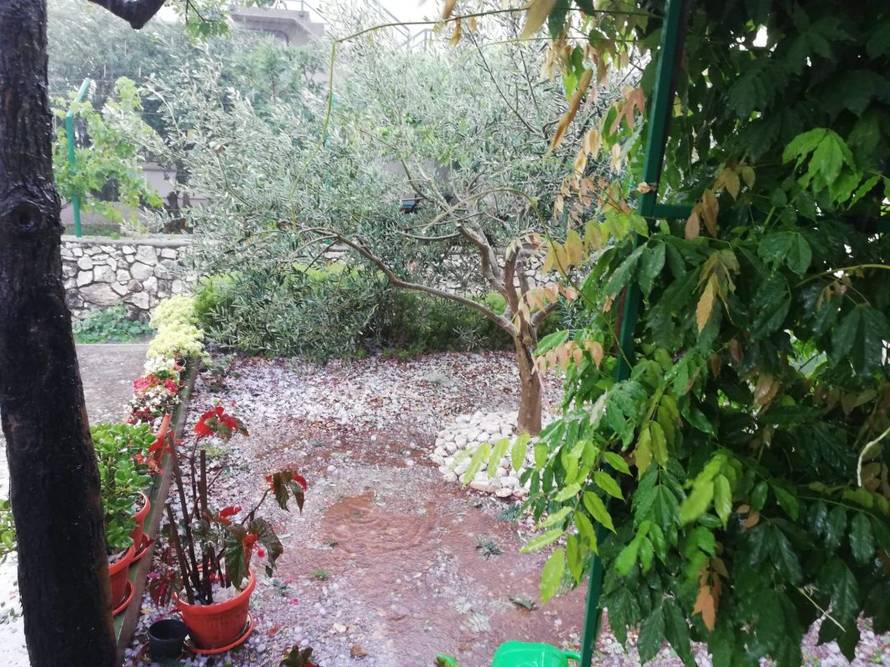 FOTO Jako nevrijeme pogodilo Dalmaciju: Potop u Splitu, na Čiovu pada tuča veličine oraha