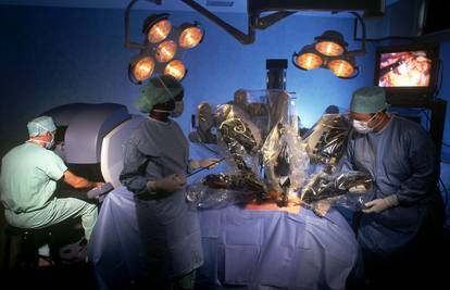 Medicinski robot na operaciji pacijente štipka te ih udara