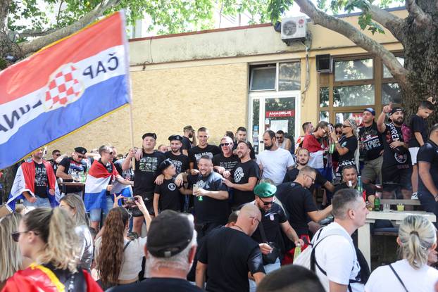 Brojni obožavatelji na ulicama Sinja uoči Thompsonovog koncerta