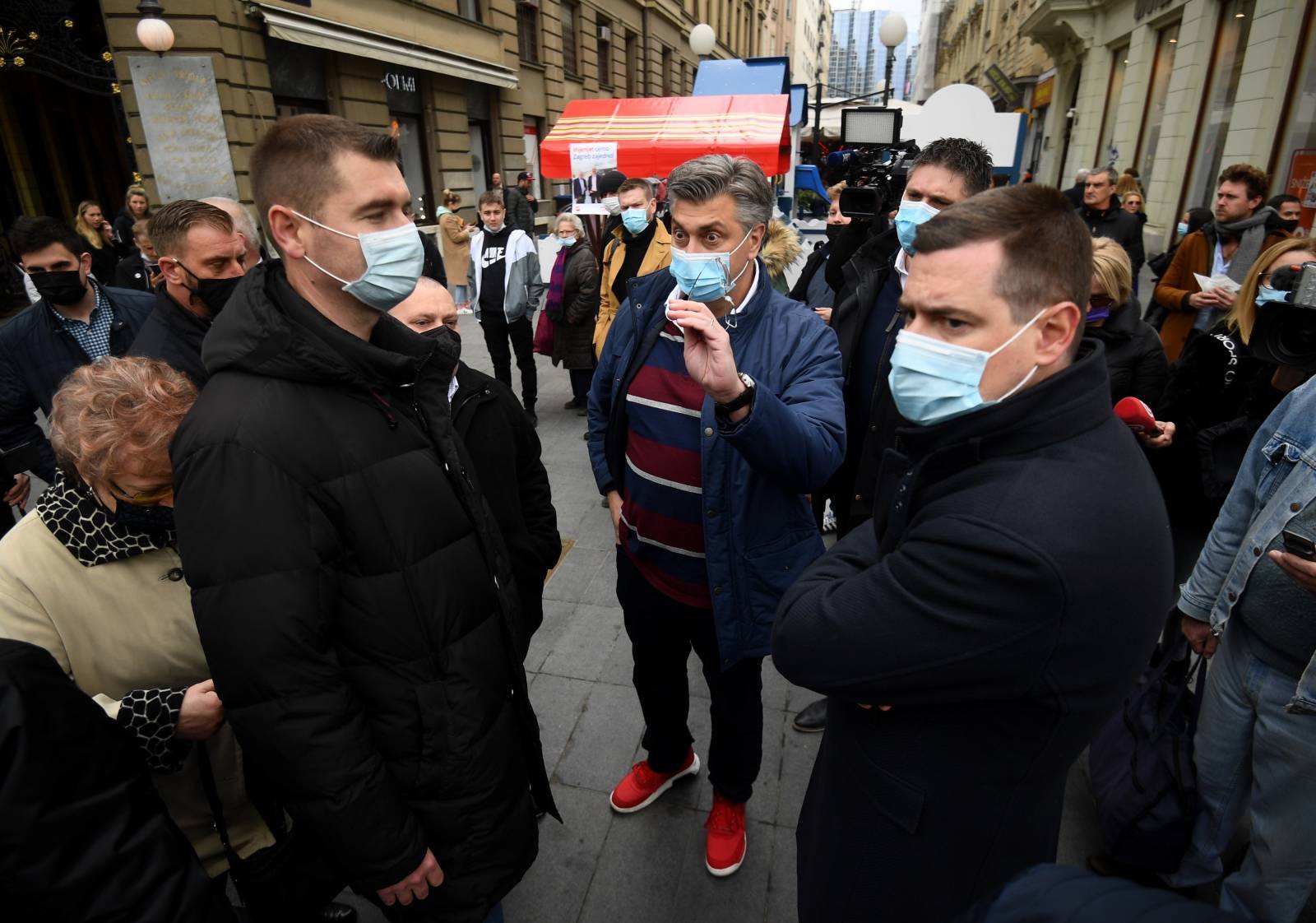 Zagreb: HDZ na čelu s Plenkovićem započeo s prikupljanjem potpisa