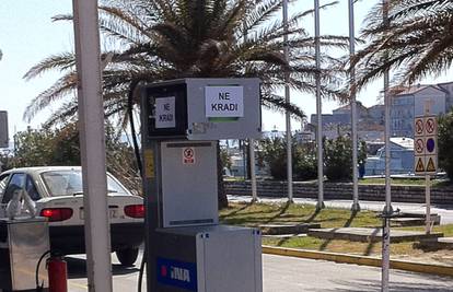 Na benzinskoj crpki  na Rabu napisali  upozorenje: Ne kradi