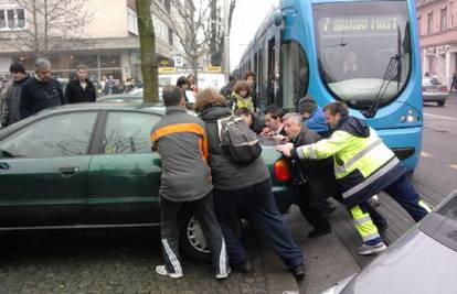 Prolaznici su rukama sklonili auto koji je zaustavio tramvaje