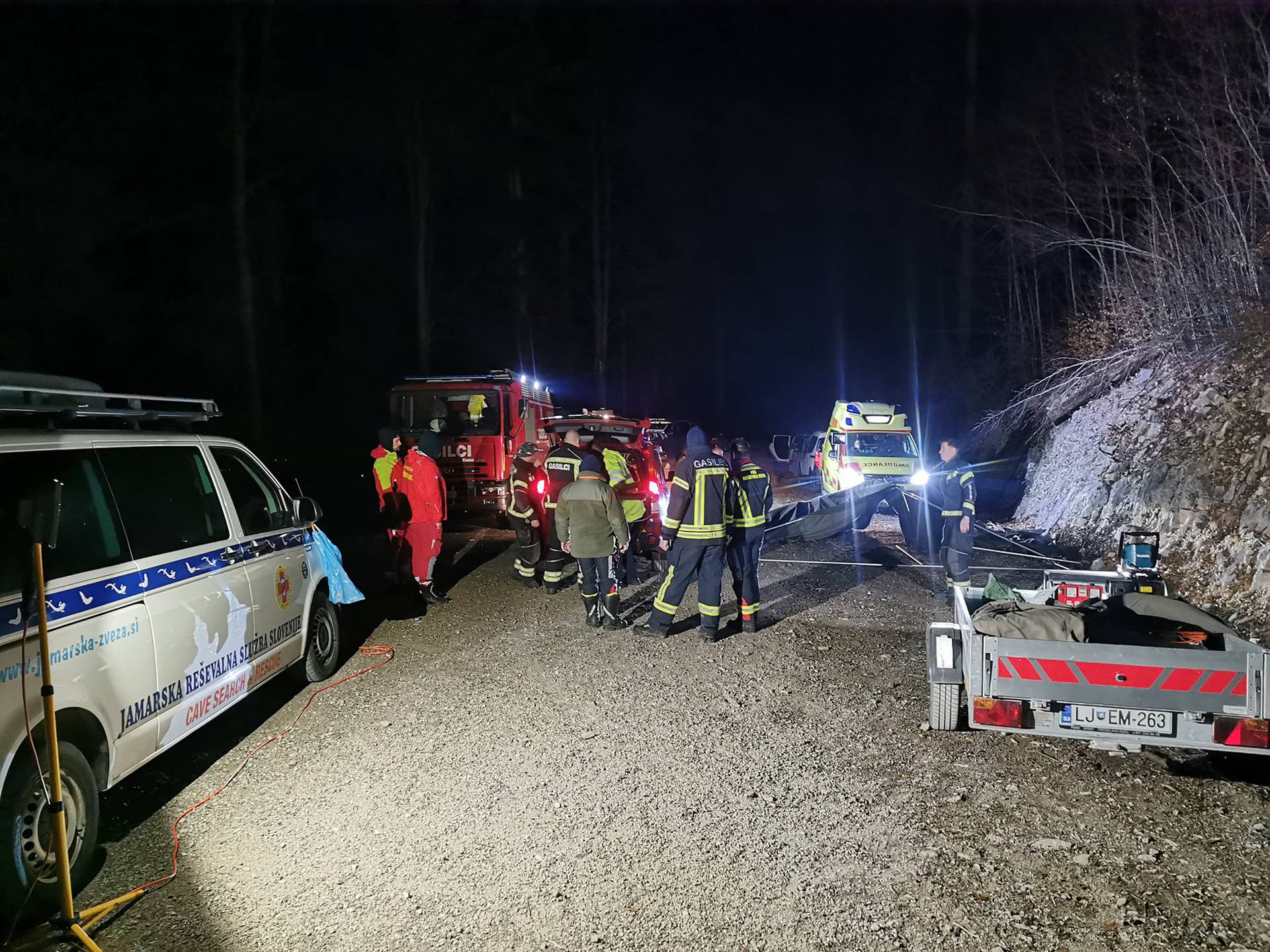 Speleolog pao u slovenskoj jami blizu granice s Hrvatskom. Širili su prolaze kako bi ga spasili