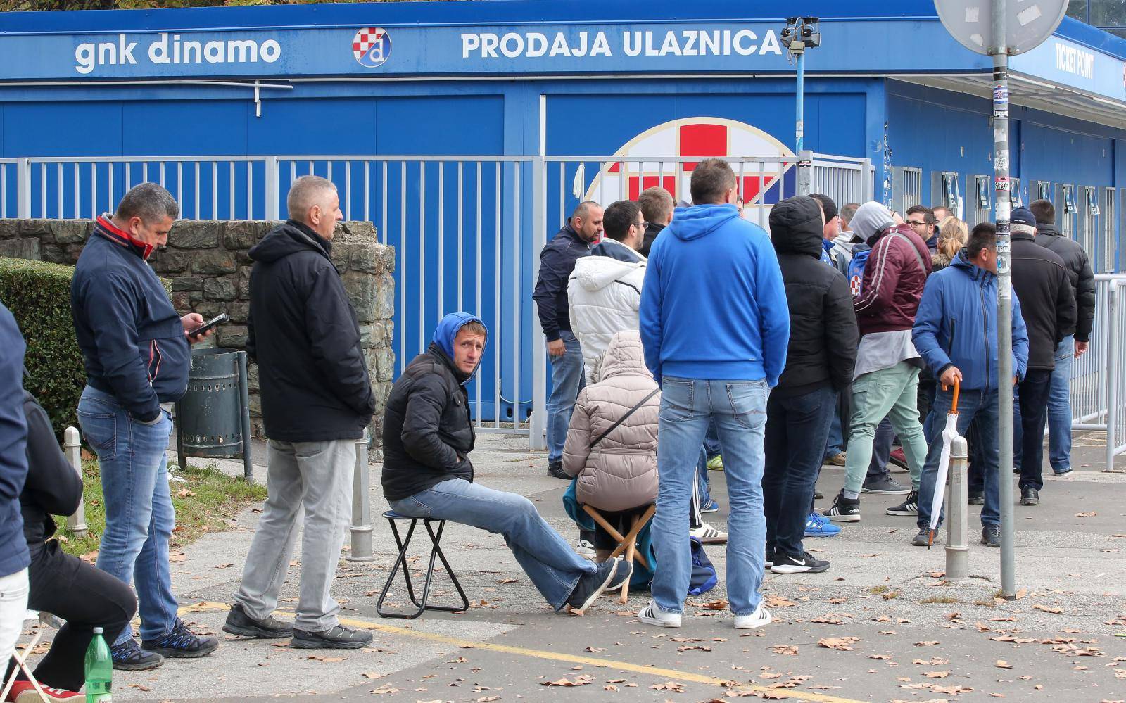 Gužva na Maksimiru prije puštanja u prodaju ulaznica za utakmicu Lige prvaka između Dinama i Sahtara