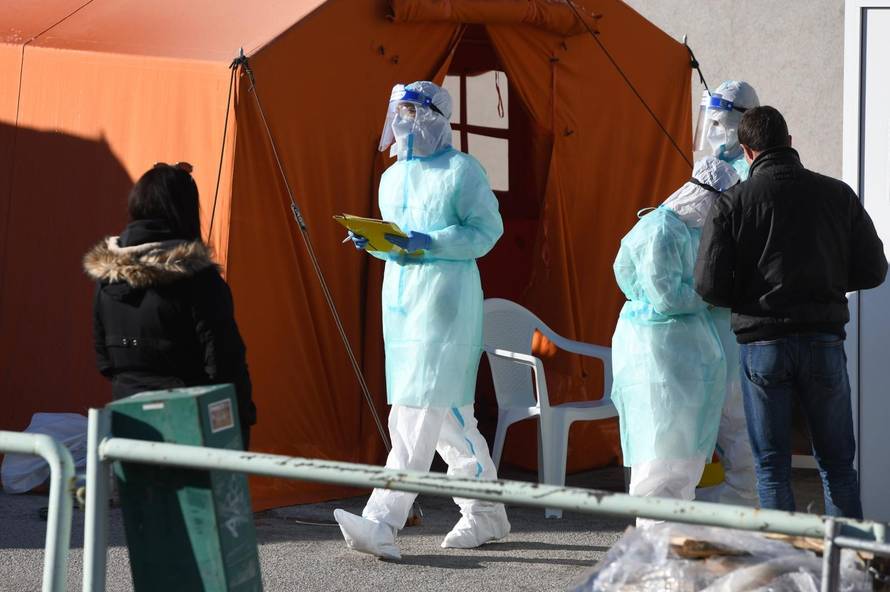 Ispred šibenske bolnice nema gužve na testiranju za koronavirus