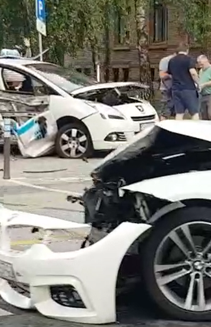 Sudarili se BMW i taksi: 'Jedan od njih je prošao kroz crveno...'