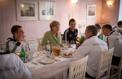 Kancelarka Merkel ukrotila je nestašnog Schweinsteigera...