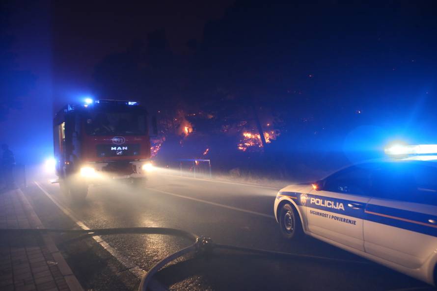 Kanader pomaže u gašenju, u Makarsku stiže i 150 vojnika
