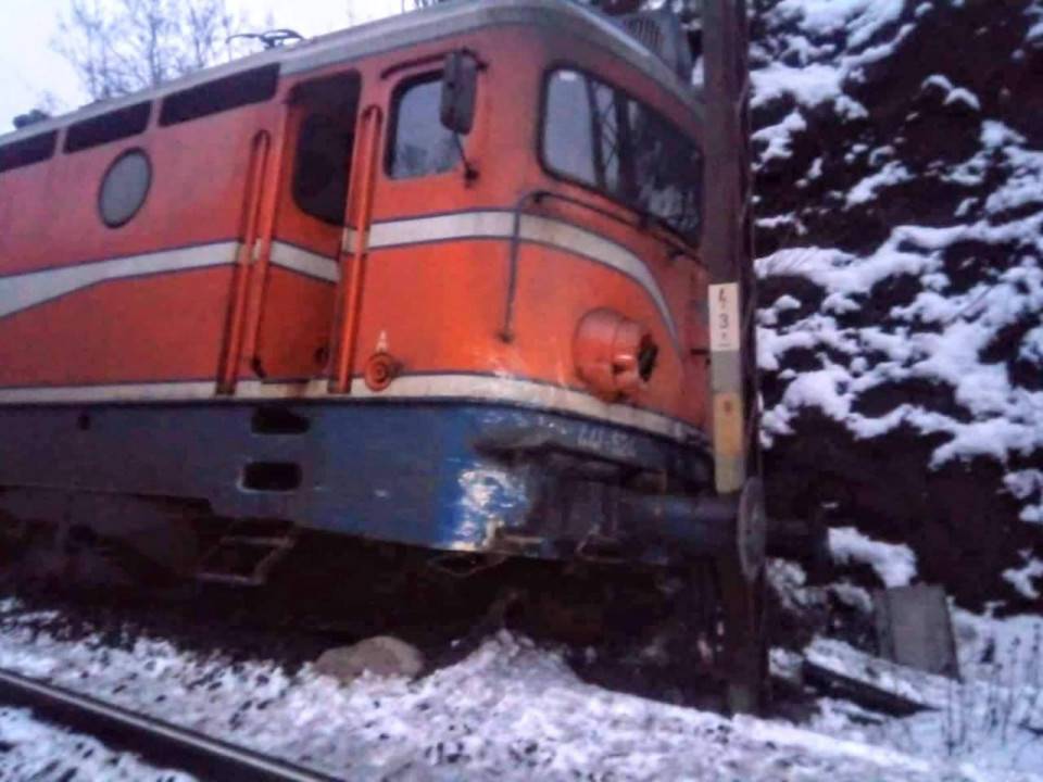 Nesreća u BiH: Vlak izletio iz tračnica, strojovođa ozlijeđen