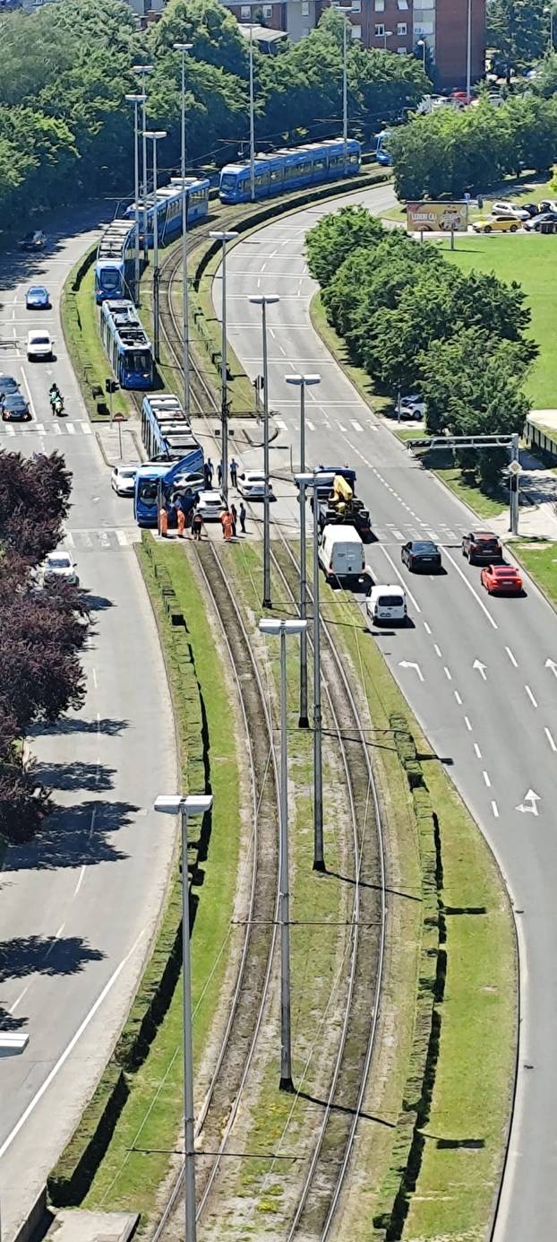 Pogledajte kaos na Jarunu gdje je tramvaj iskočio iz tračnica. Zabio se u policijski automobil