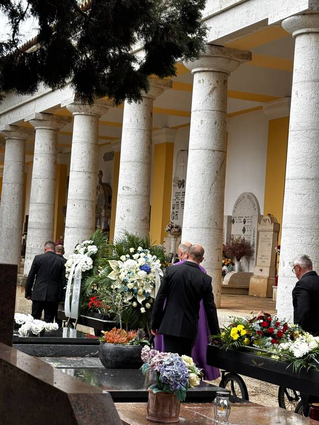 FOTO Emotivni prizori: Shrvani Tony i Matteo Cetinski podrška su majci na ispraćaju oca Mirka