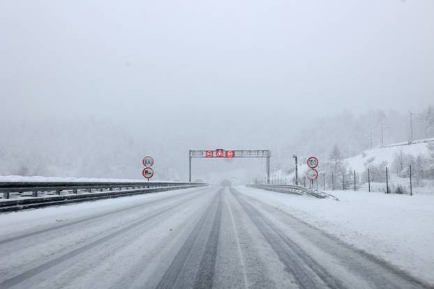 Zbog snijega otežan promet u Gorskom kotaru