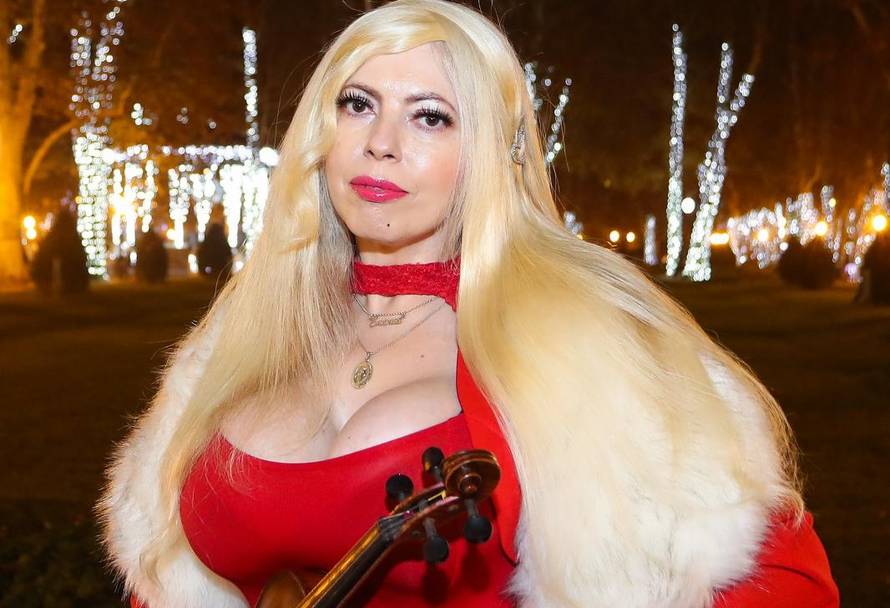 Violinistica izvela božićne hitove