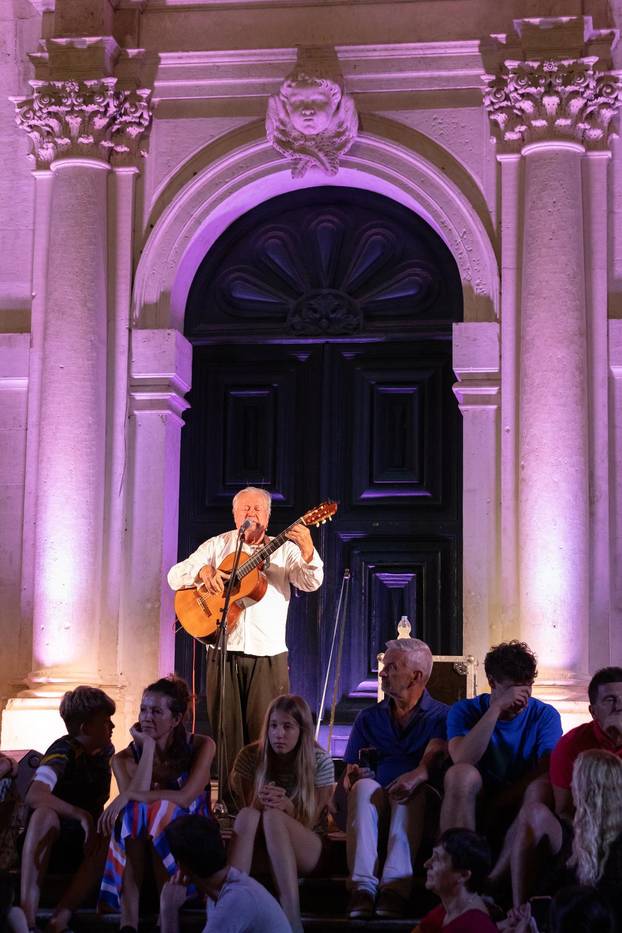 Dubrovnik: Ibrica Jusić na skalinima svetog Vlaha