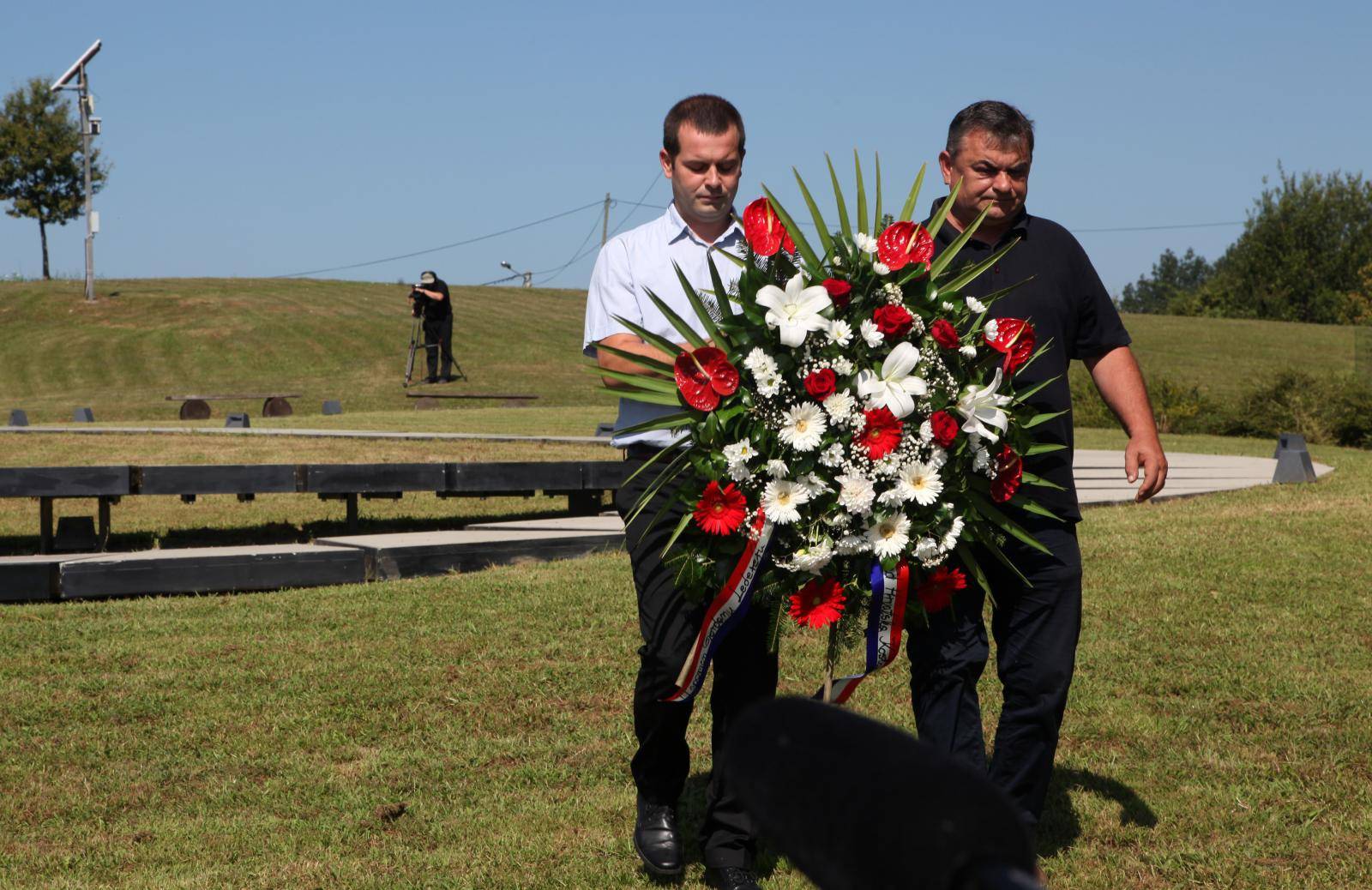 Hrvatska Kostajnica: ObiljeÅ¾avanje 28. obljetnice pogibije ratnog reportera Gordana Lederera