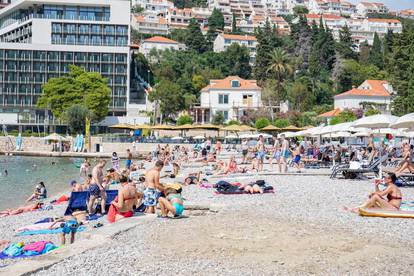 Dubrovnik: Plaža u uvali Lapad prepuna turista