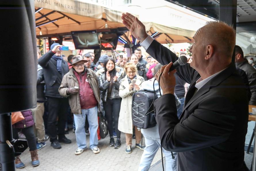 Zagreb: Mate Bulić družio se s građanima i najavio svoju turneju Ja sam na te ponosan