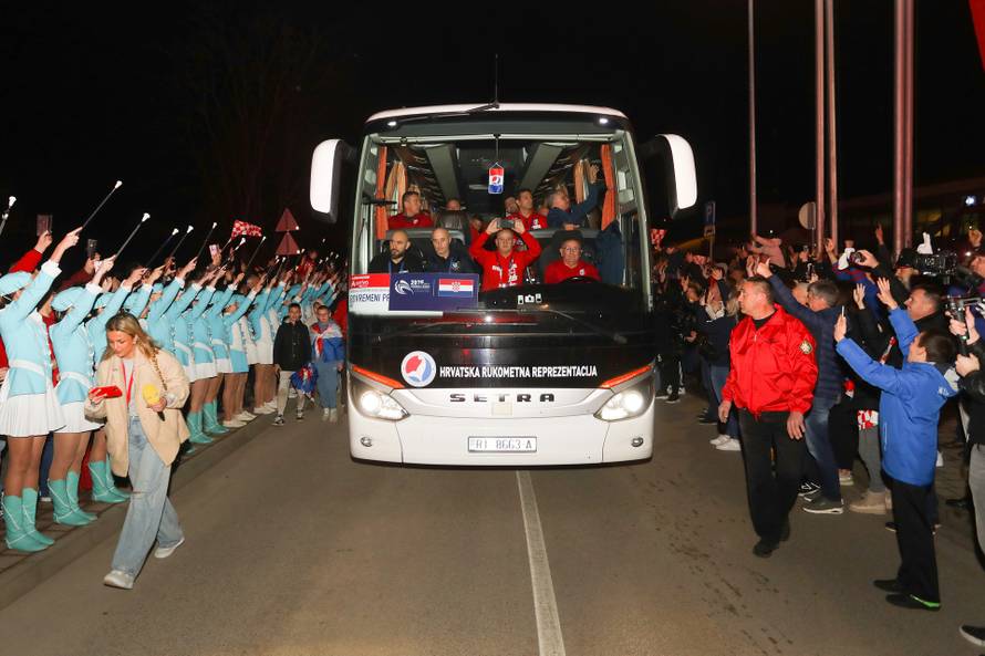 Brojni Karlovčani pozdravili rukometaše na putu za Zagreb