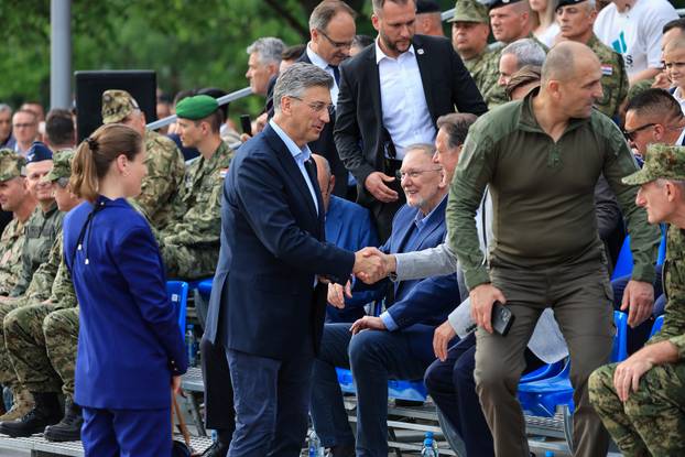 Zagreb: Dan državnosti obilježen pokaznim vježbama Hrvatske vojske i policije te prigodnim letačkim programom na kojem je sudjelovao Predsjednik Vlade Andrej Plenković i članovi Vlade