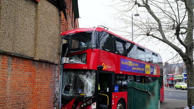 Autobus u Londonu zabio se u zgradu, ozlijeđeno troje djece