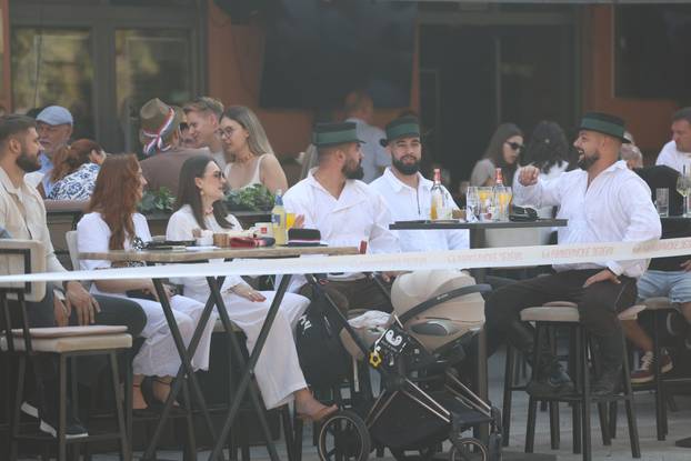 Vinkovci: Svečani mimohod sudionika 61. Vinkovačkih jeseni 